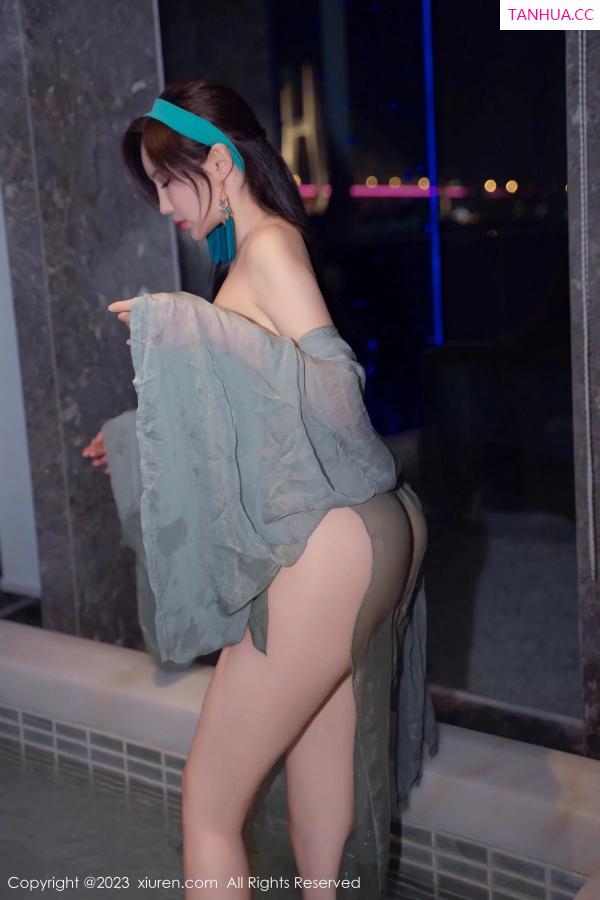 周妍希 奶瓶土肥圆 [XiuRen]高清写真图 2023.12.29 No.7886 Carol周妍希 温泉美腿第30张图片